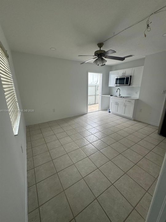 For Rent: $1,300 (1 beds, 1 baths, 1260 Square Feet)