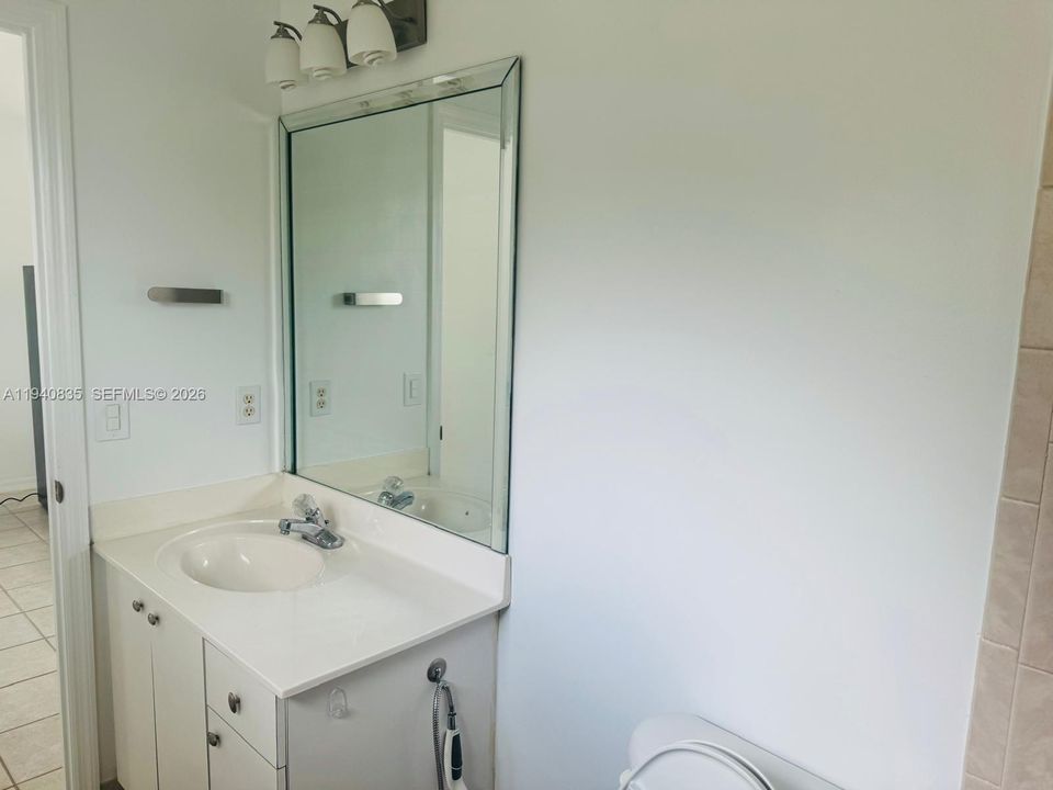 For Rent: $1,300 (1 beds, 1 baths, 1260 Square Feet)