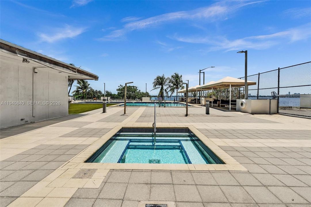 出租: $5,150 (2 贝兹, 2 浴室, 1640 平方英尺)