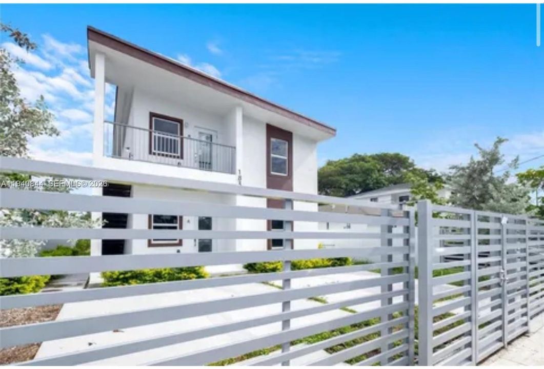 For Rent: $3,200 (3 beds, 2 baths, 2028 Square Feet)