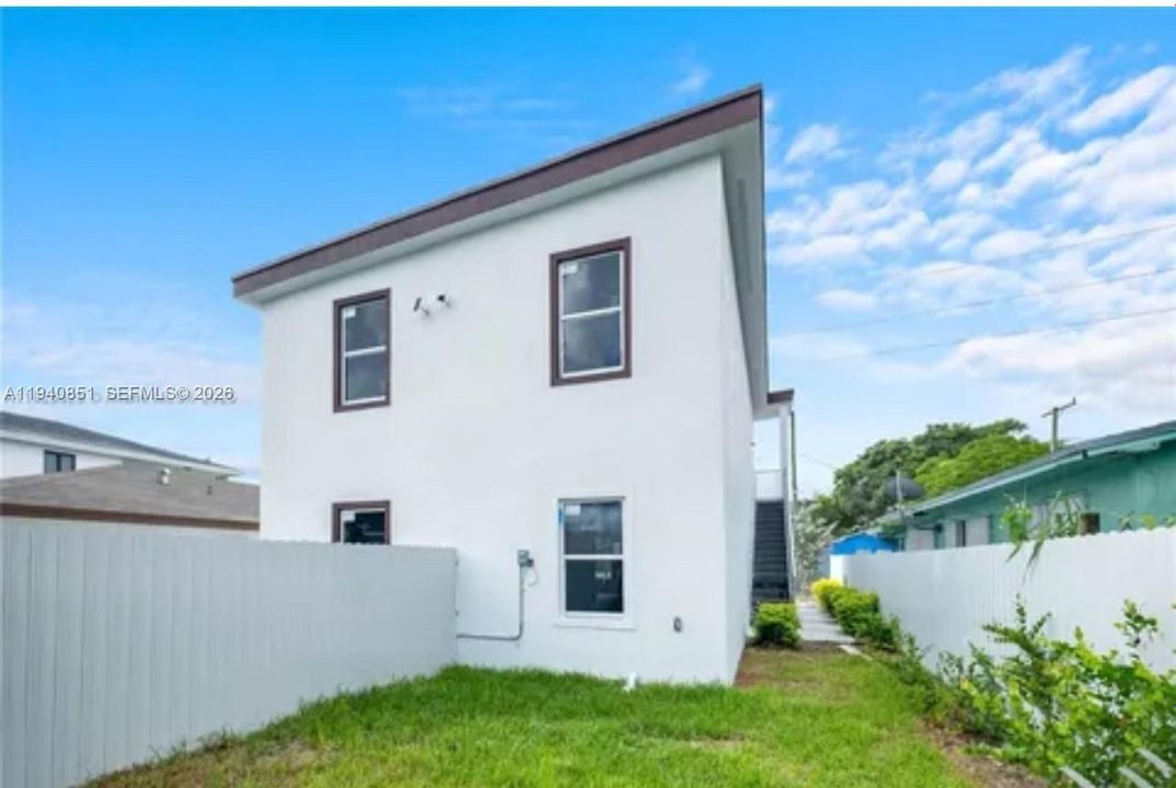 For Rent: $3,200 (3 beds, 2 baths, 2028 Square Feet)