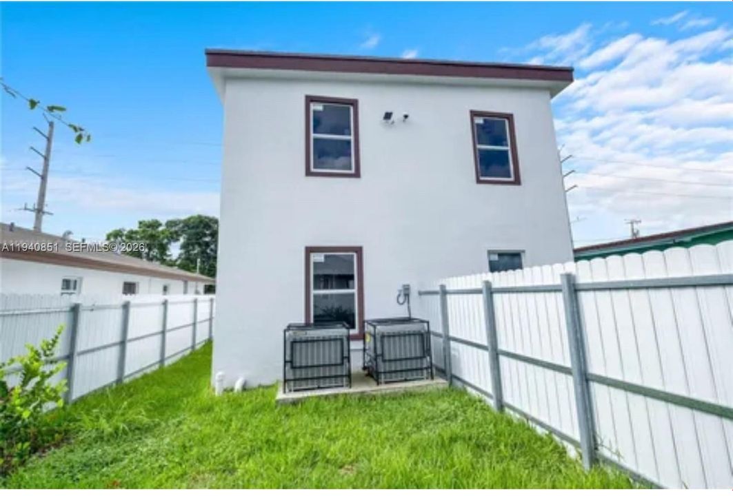 For Rent: $3,200 (3 beds, 2 baths, 2028 Square Feet)