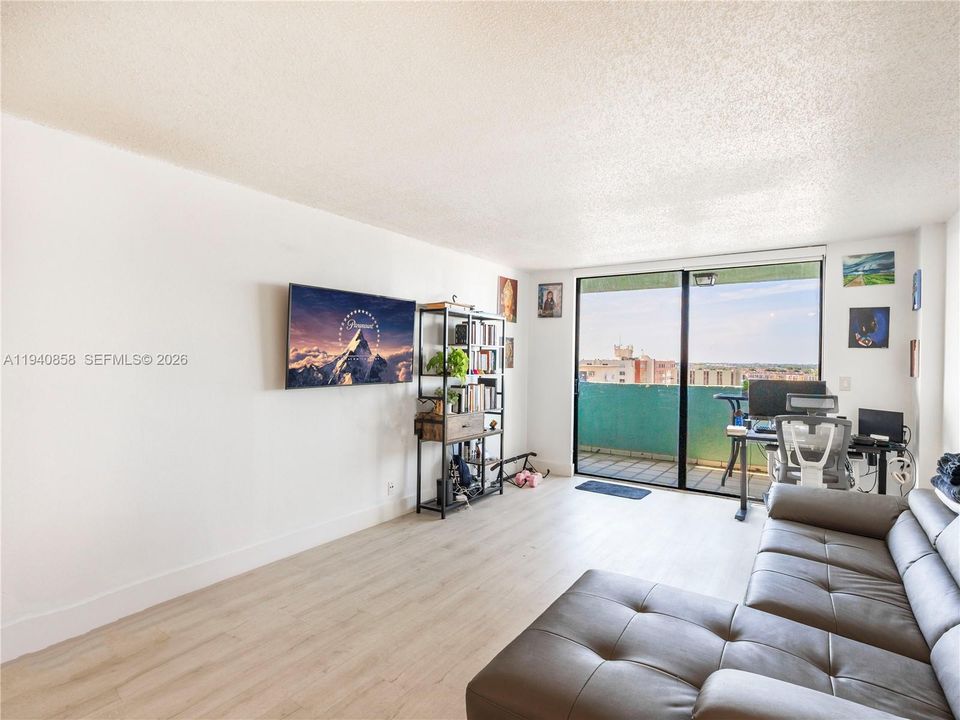 出租: $2,100 (1 贝兹, 1 浴室, 712 平方英尺)