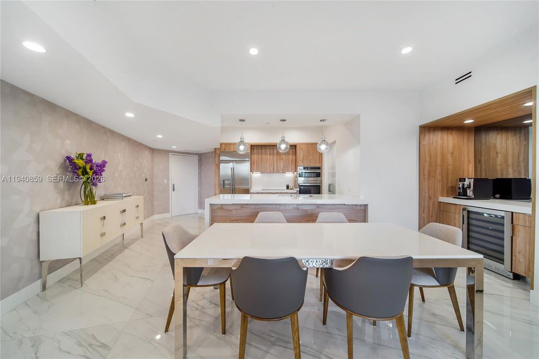 出租: $12,000 (2 贝兹, 2 浴室, 1437 平方英尺)