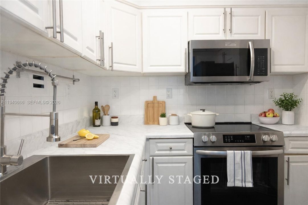 For Sale: $422,000 (1 beds, 1 baths, 837 Square Feet)