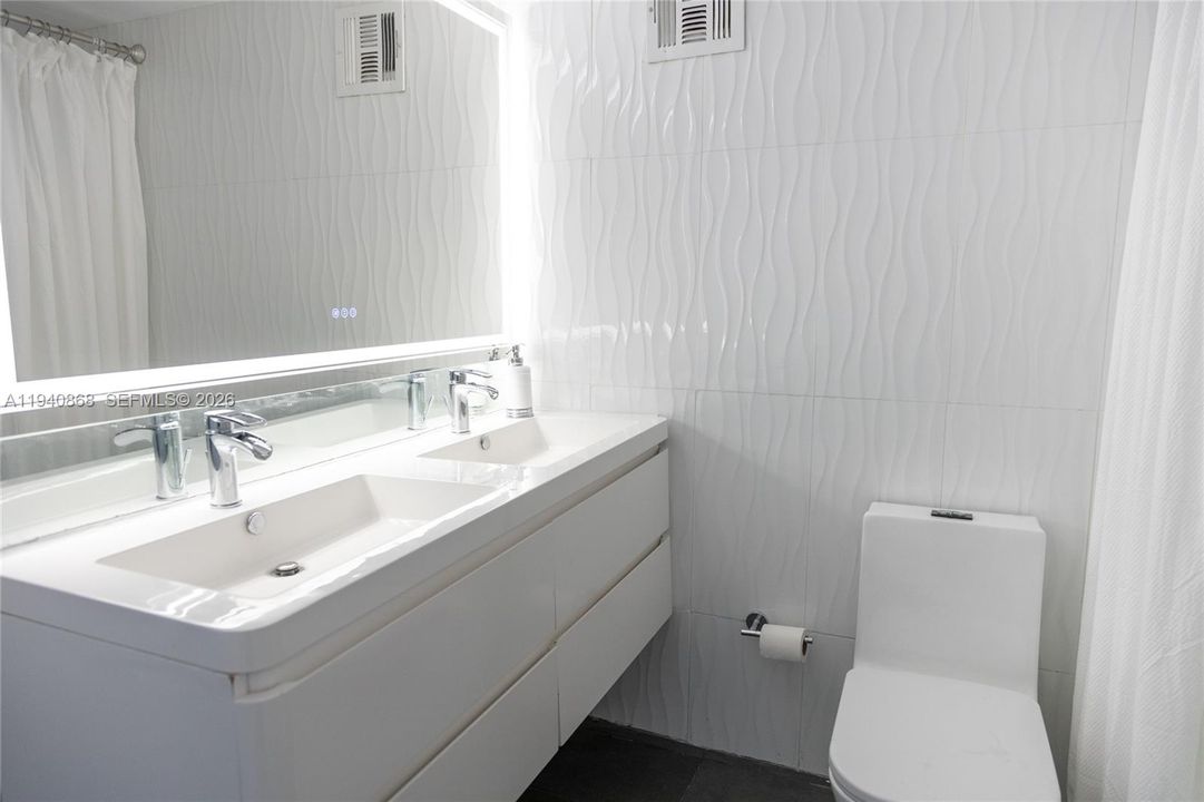 For Sale: $422,000 (1 beds, 1 baths, 837 Square Feet)