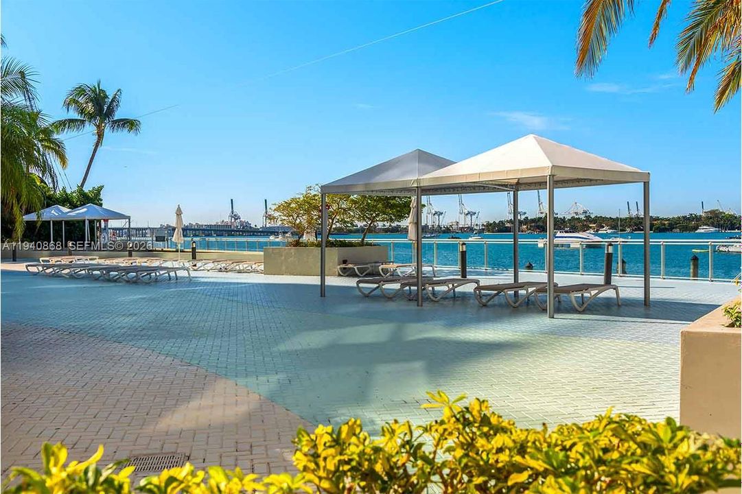 For Sale: $422,000 (1 beds, 1 baths, 837 Square Feet)