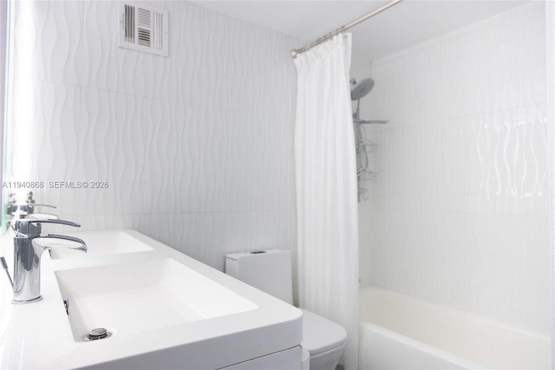 For Sale: $422,000 (1 beds, 1 baths, 837 Square Feet)