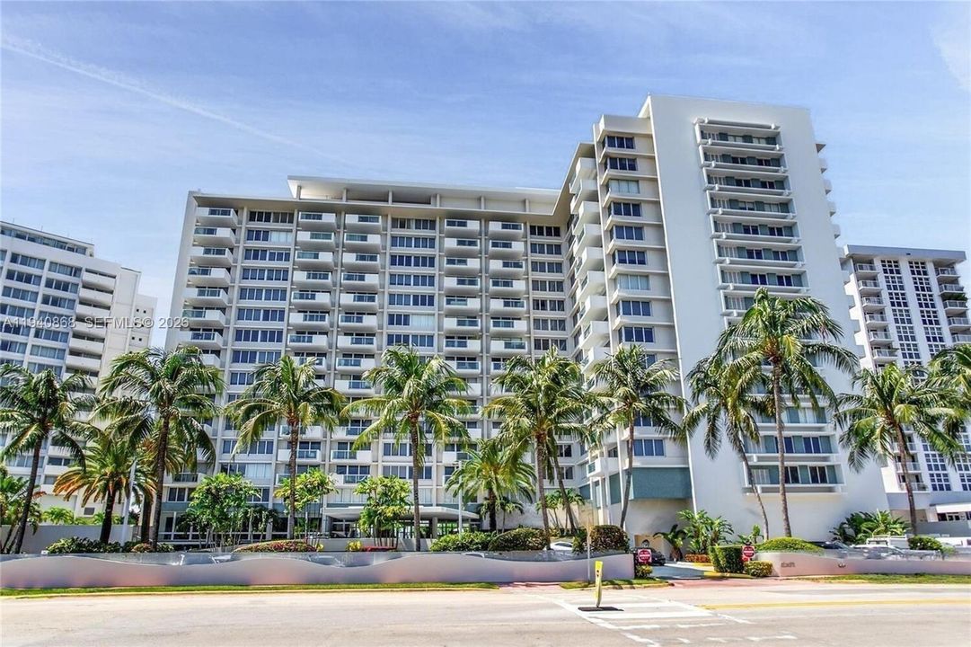 For Sale: $422,000 (1 beds, 1 baths, 837 Square Feet)