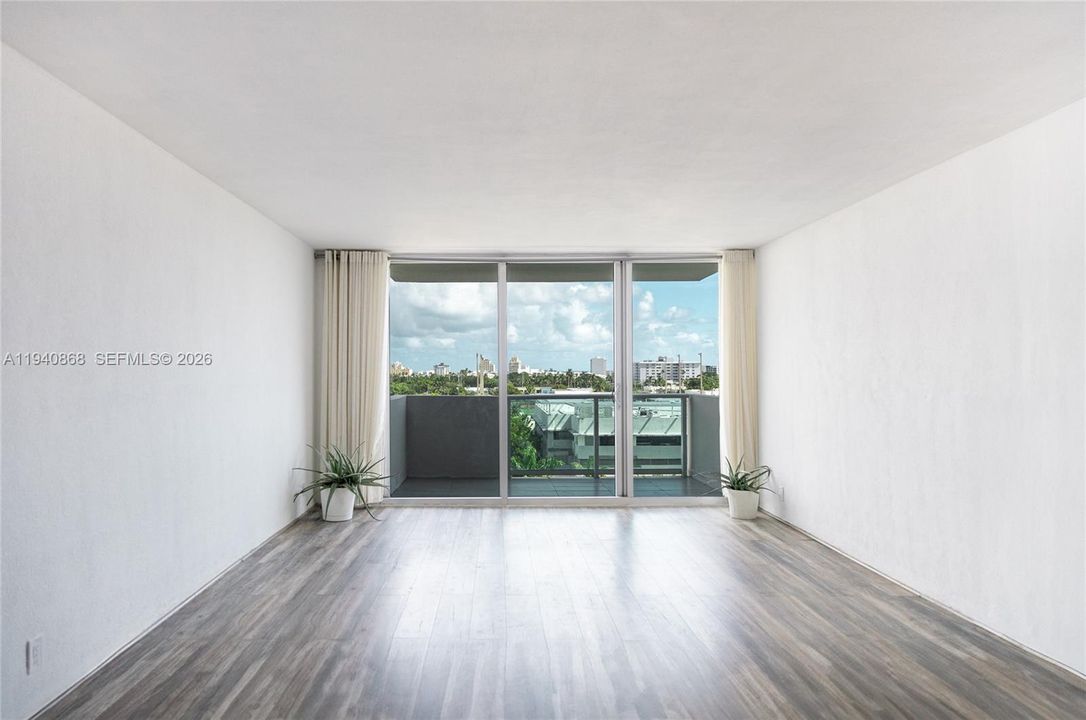 For Sale: $422,000 (1 beds, 1 baths, 837 Square Feet)