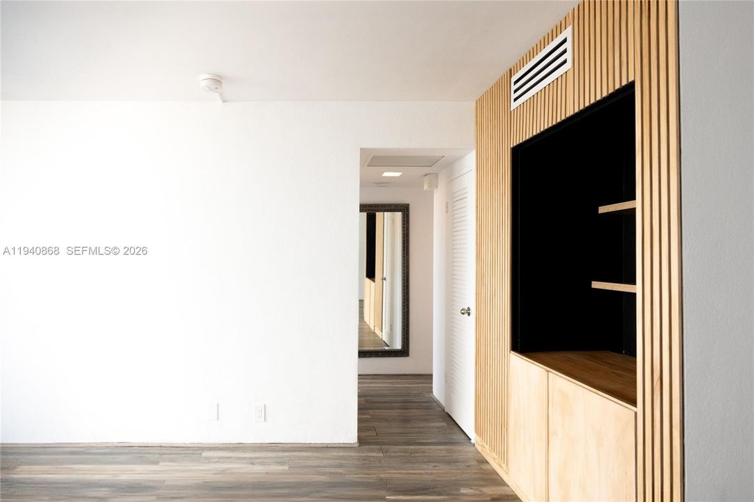 For Sale: $422,000 (1 beds, 1 baths, 837 Square Feet)