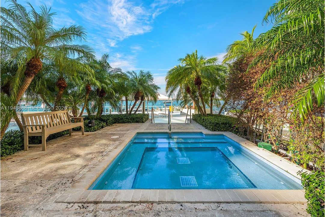 For Sale: $422,000 (1 beds, 1 baths, 837 Square Feet)