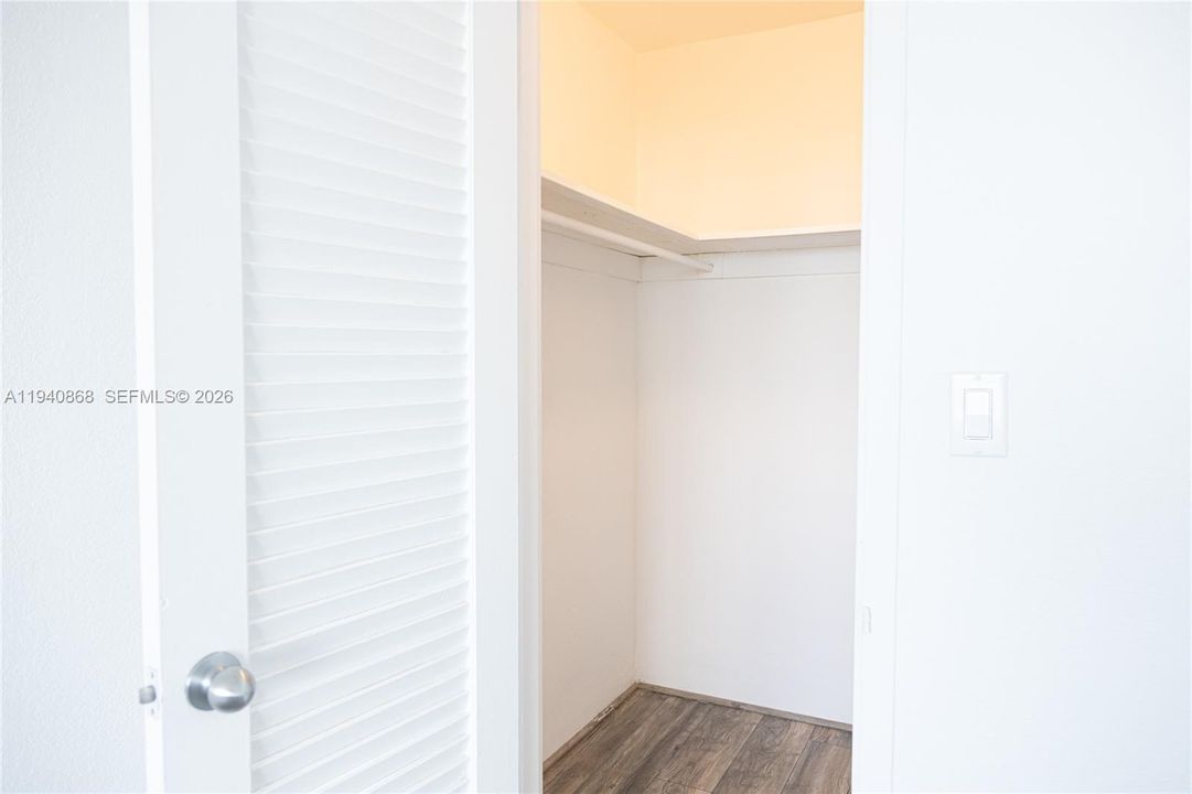 For Sale: $422,000 (1 beds, 1 baths, 837 Square Feet)