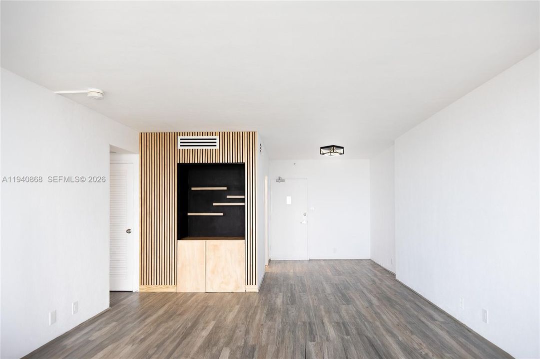 For Sale: $422,000 (1 beds, 1 baths, 837 Square Feet)