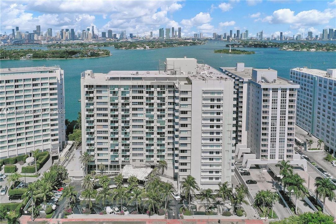 For Sale: $422,000 (1 beds, 1 baths, 837 Square Feet)