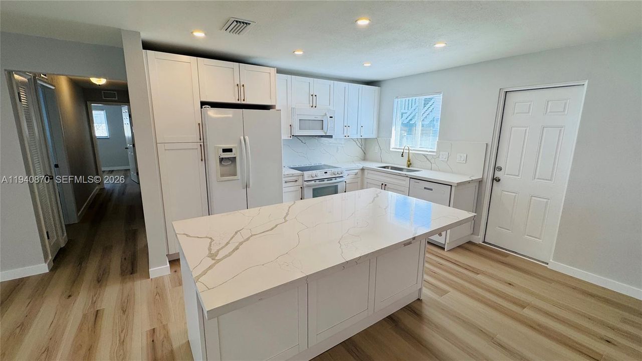 出租: $3,100 (3 贝兹, 2 浴室, 1300 平方英尺)