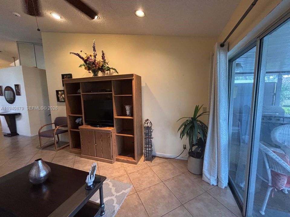 На продажу: $379,900 (3 спален, 2 ванн, 1395 Квадратных фут)