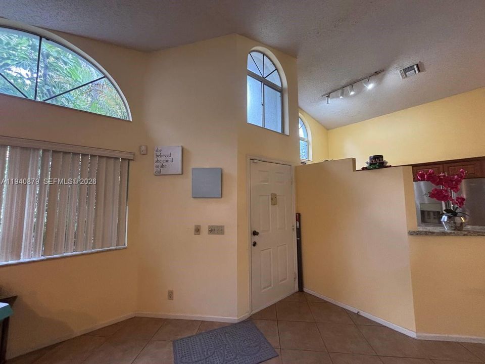 На продажу: $379,900 (3 спален, 2 ванн, 1395 Квадратных фут)