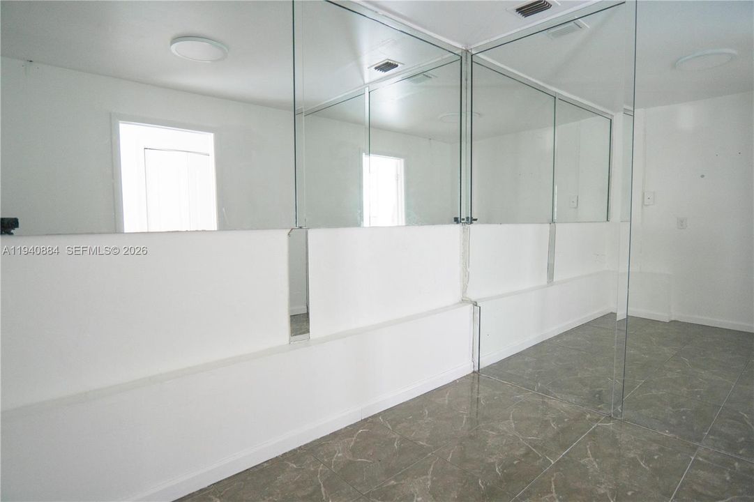 出租: $3,300 (0 贝兹, 0 浴室, 0 平方英尺)