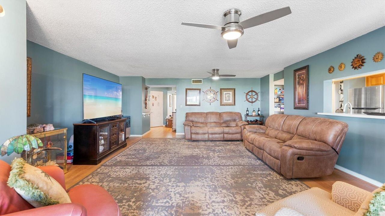04 - 100 Half Moon Cir C1 - Living Room