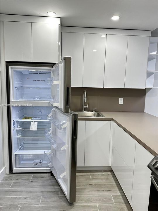 For Rent: $1,850 (1 beds, 1 baths, 730 Square Feet)