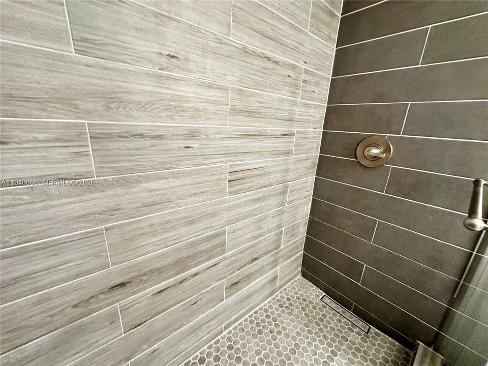 For Rent: $1,850 (1 beds, 1 baths, 730 Square Feet)