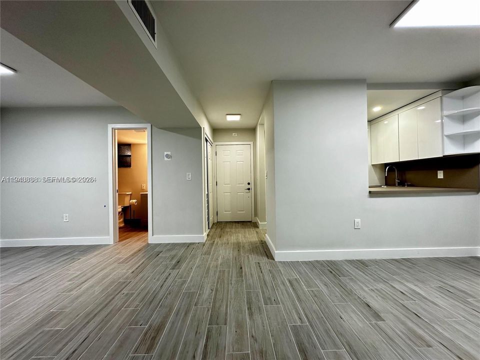For Rent: $1,850 (1 beds, 1 baths, 730 Square Feet)