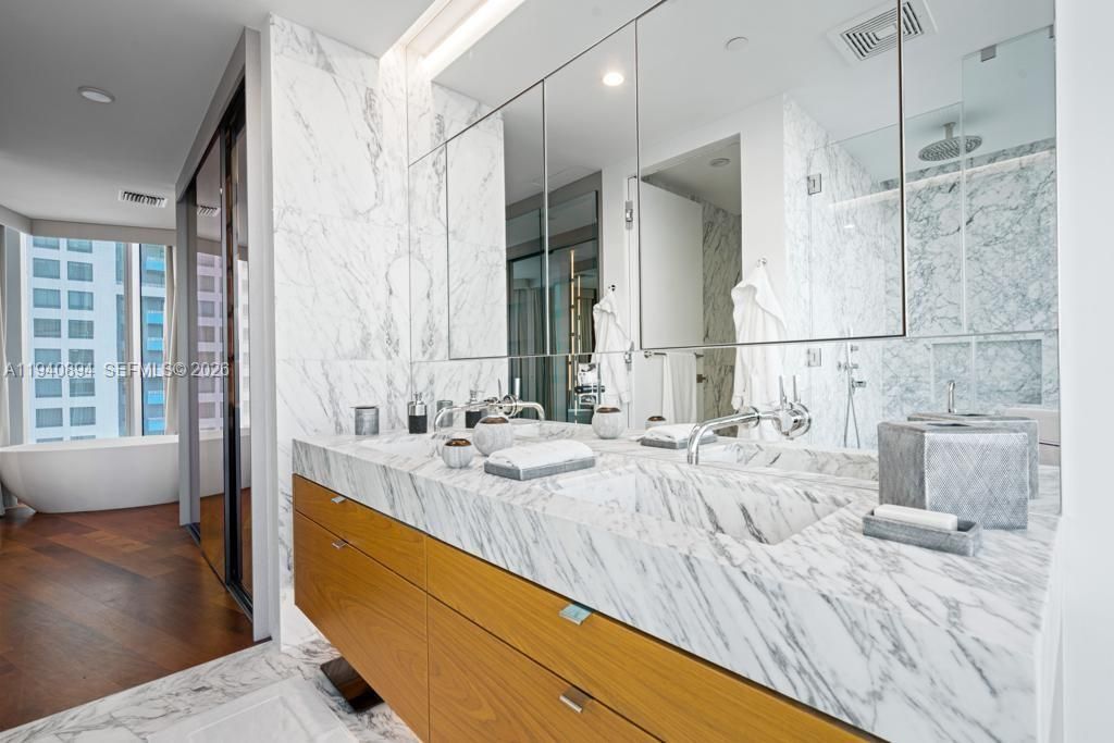 For Sale: $7,995,000 (3 beds, 3 baths, 2374 Square Feet)