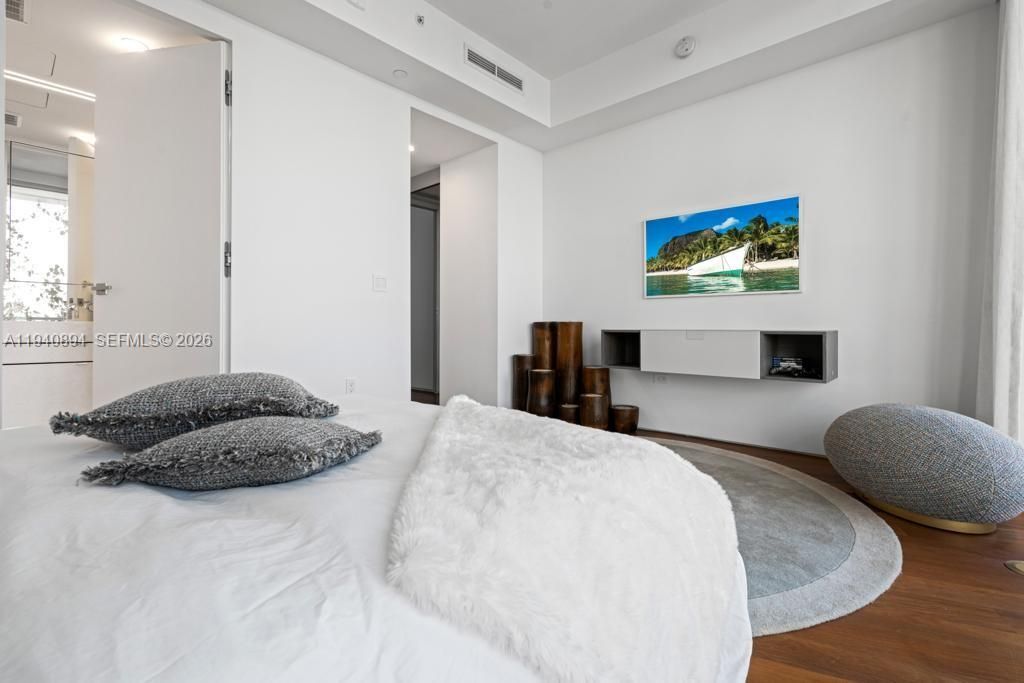 For Sale: $7,995,000 (3 beds, 3 baths, 2374 Square Feet)