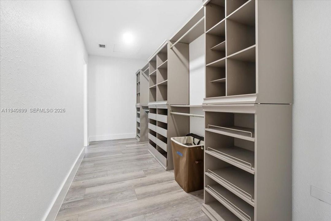 Недавно арендовано: $6,800 (5 спален, 3 ванн, 2423 Квадратных фут)