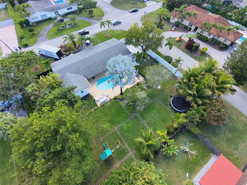 For Rent: $6,800 (5 beds, 3 baths, 2423 Square Feet)