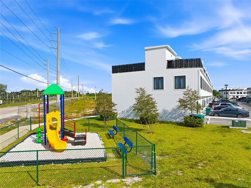 For Sale: $460,000 (4 beds, 3 baths, 1398 Square Feet)