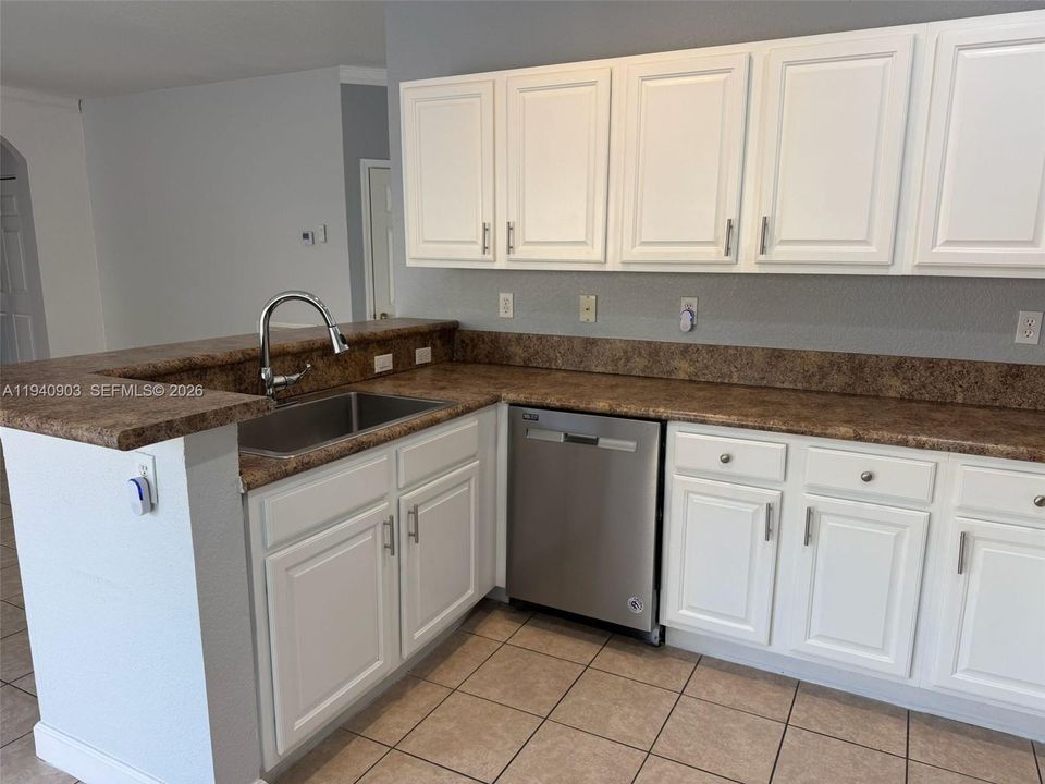 出租: $3,800 (5 贝兹, 3 浴室, 2869 平方英尺)