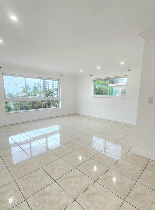 For Rent: $2,550 (2 beds, 2 baths, 929 Square Feet)