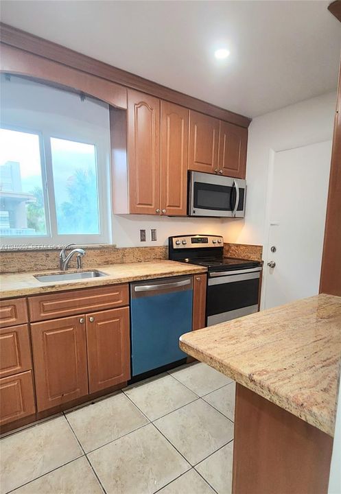 For Rent: $2,550 (2 beds, 2 baths, 929 Square Feet)