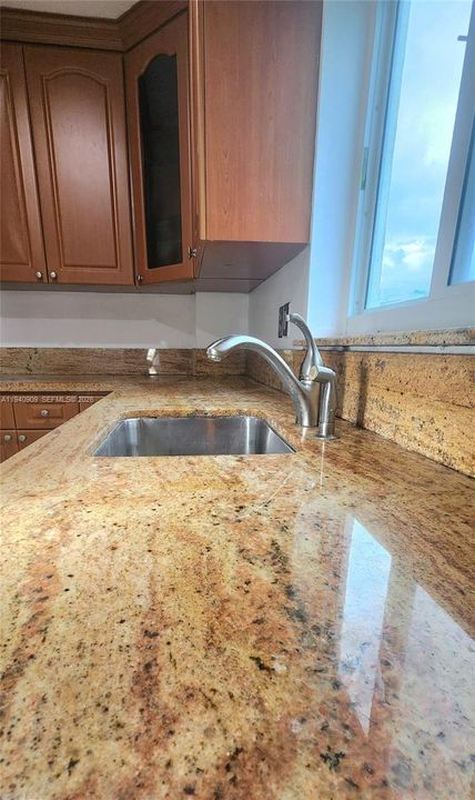 For Rent: $2,550 (2 beds, 2 baths, 929 Square Feet)