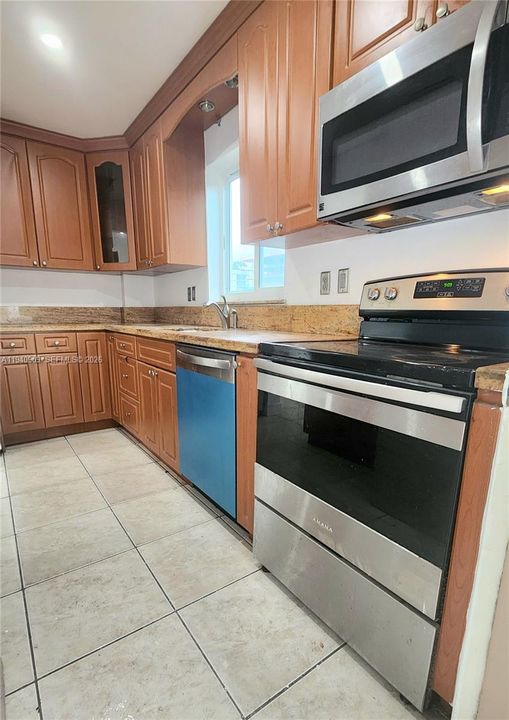 For Rent: $2,550 (2 beds, 2 baths, 929 Square Feet)