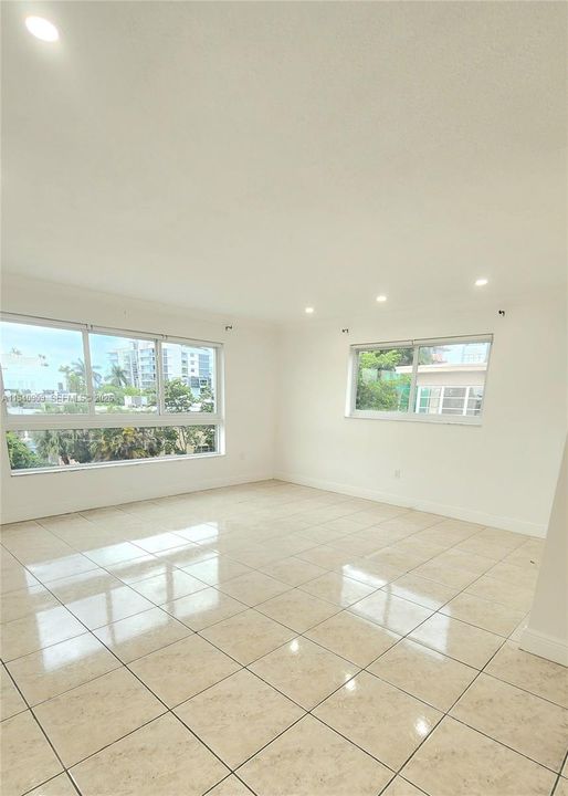 For Rent: $2,550 (2 beds, 2 baths, 929 Square Feet)