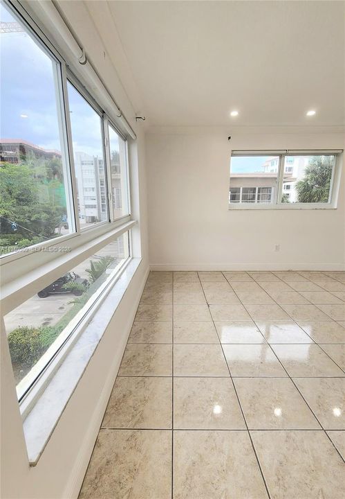 For Rent: $2,550 (2 beds, 2 baths, 929 Square Feet)