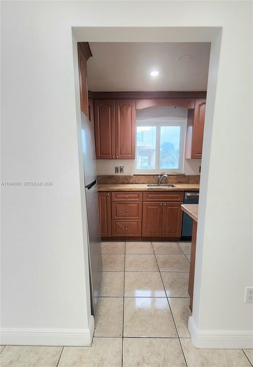 For Rent: $2,550 (2 beds, 2 baths, 929 Square Feet)
