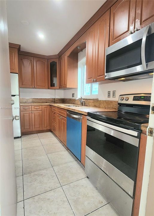 For Rent: $2,550 (2 beds, 2 baths, 929 Square Feet)