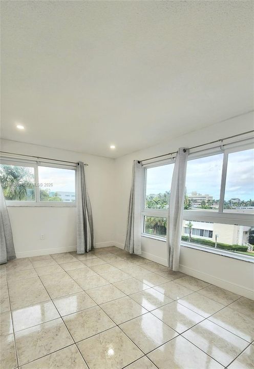 For Rent: $2,550 (2 beds, 2 baths, 929 Square Feet)