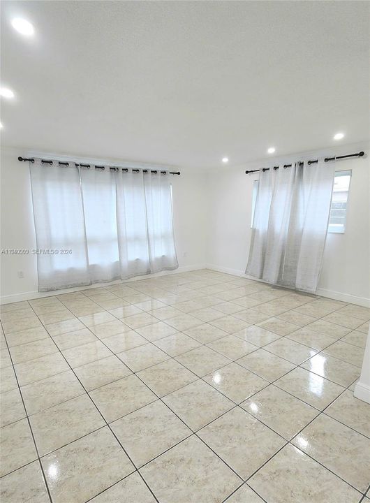 For Rent: $2,550 (2 beds, 2 baths, 929 Square Feet)