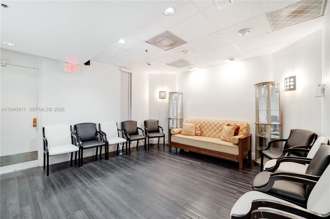 Под контрактом: $950,000 (0 спален, 0 ванн, 0 Квадратных фут)