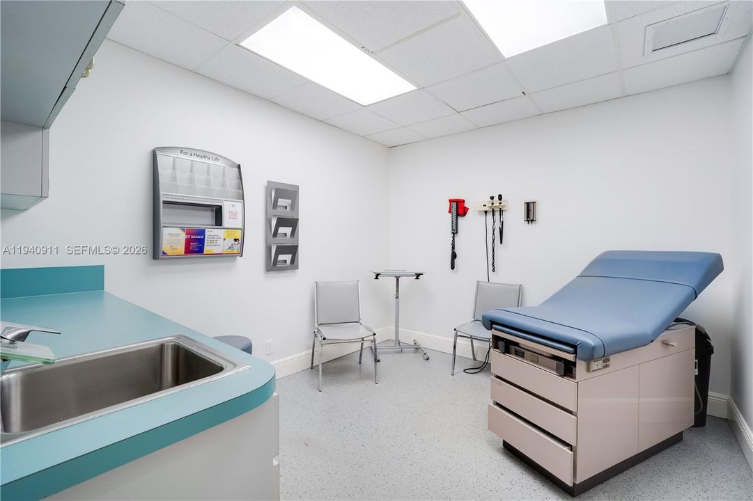 Под контрактом: $950,000 (0 спален, 0 ванн, 0 Квадратных фут)