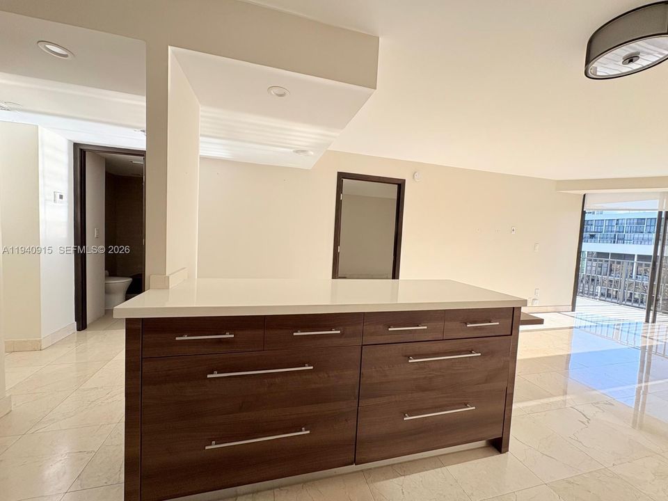 出租: $3,100 (1 贝兹, 1 浴室, 1064 平方英尺)