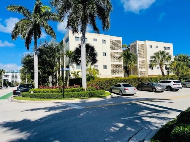 For Rent: $2,100 (1 beds, 1 baths, 846 Square Feet)