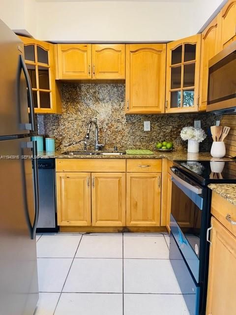 For Rent: $2,100 (1 beds, 1 baths, 846 Square Feet)
