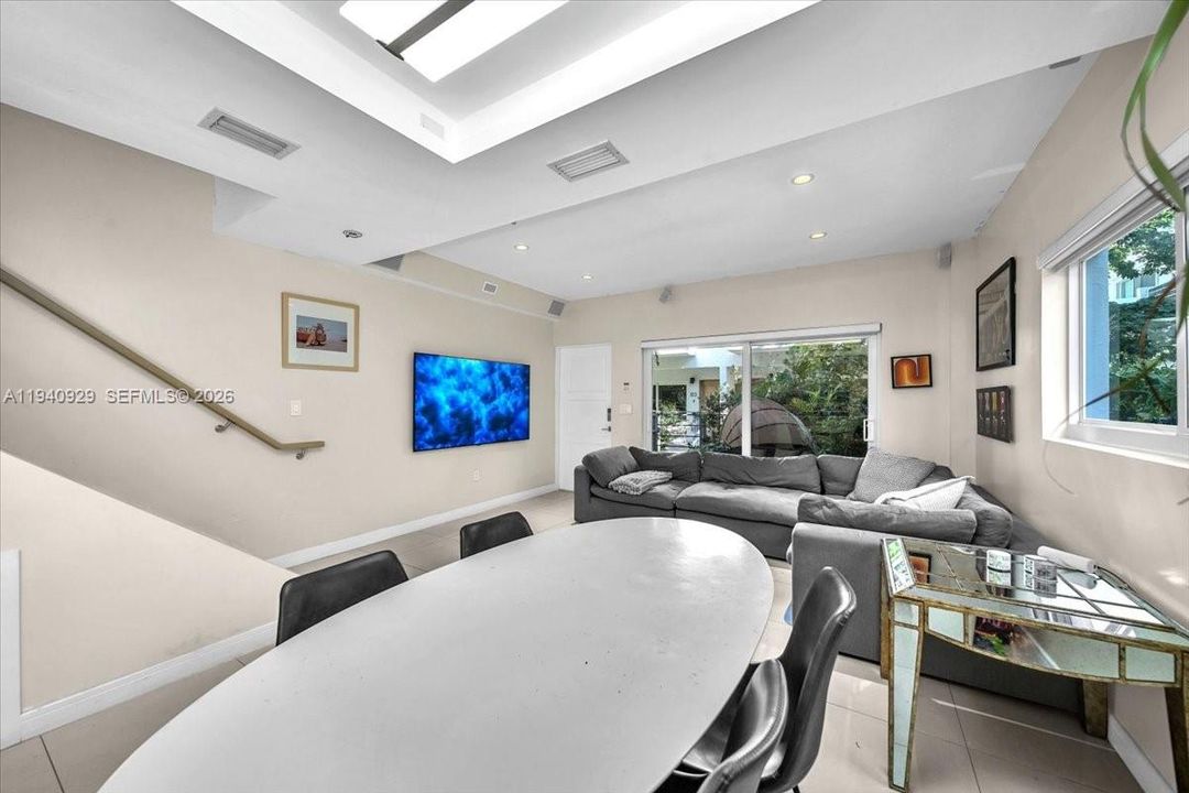 待售: $2,099,000 (3 贝兹, 2 浴室, 1270 平方英尺)