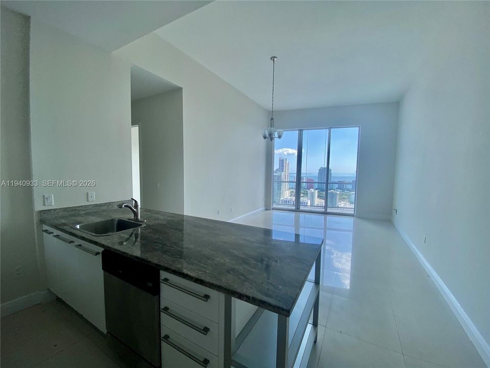 出租: $2,950 (1 贝兹, 1 浴室, 848 平方英尺)